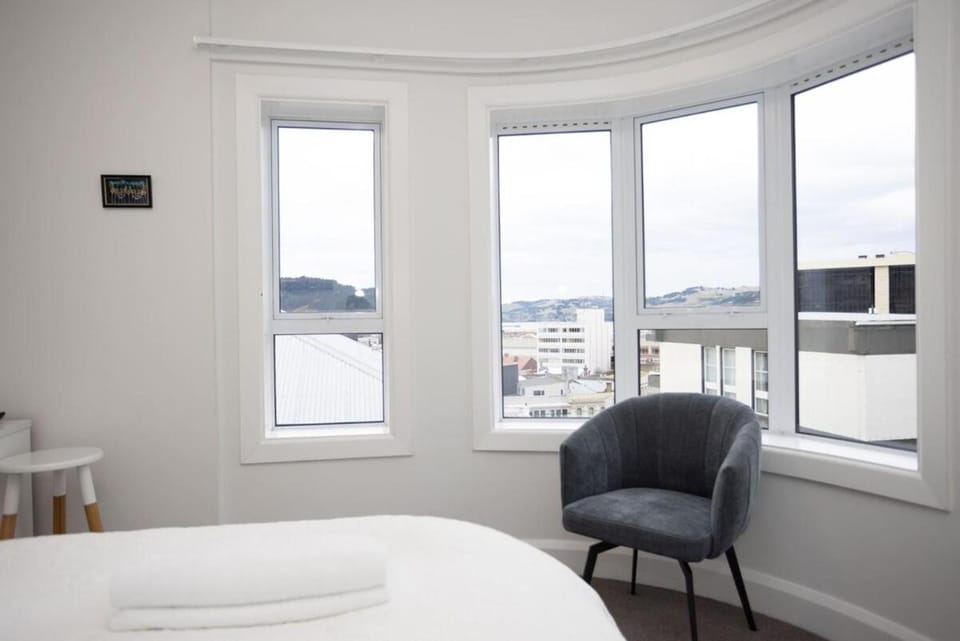 The Deco View- Warm Art Deco Apartment with Garage Apartment in Dunedin