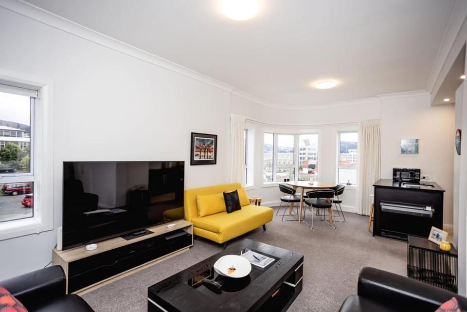 The Deco View- Warm Art Deco Apartment with Garage Apartment in Dunedin
