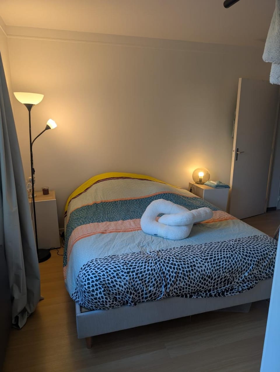 Photo of the whole room, Bedroom
