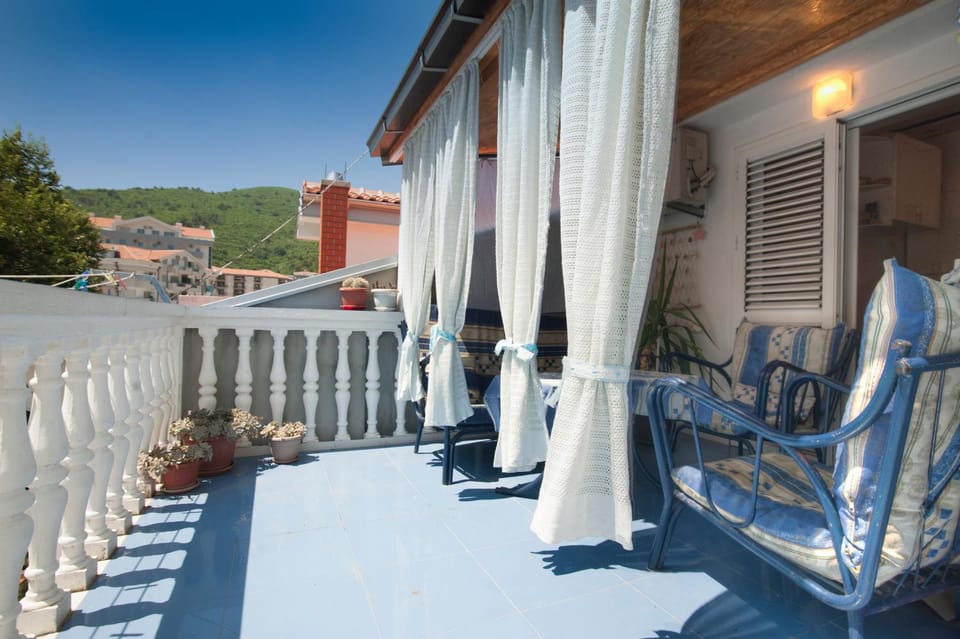 Property building, Balcony/Terrace, Decorative detail, Sunrise