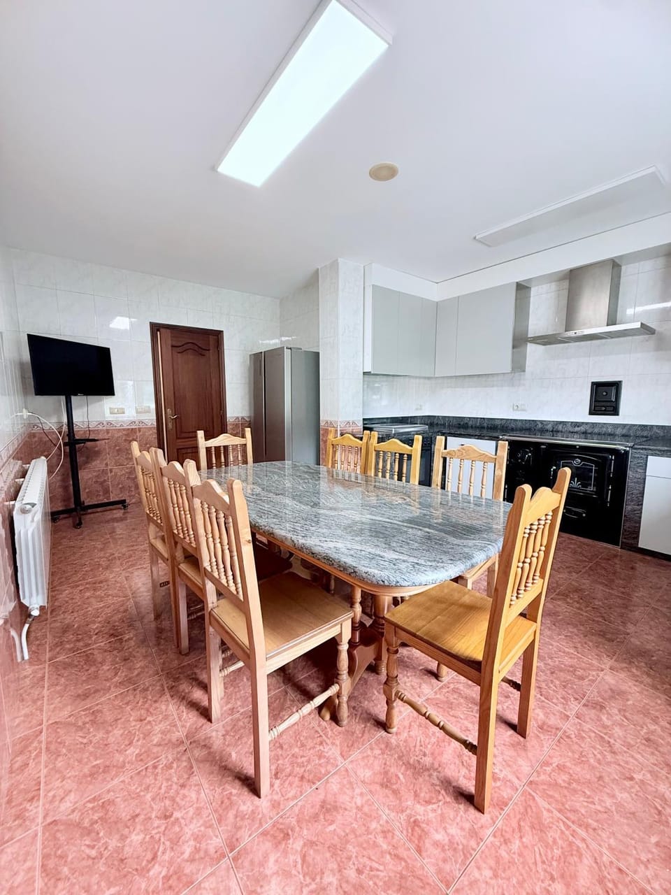 TV and multimedia, Kitchen or kitchenette, Dining area, dishwasher, oven, stove