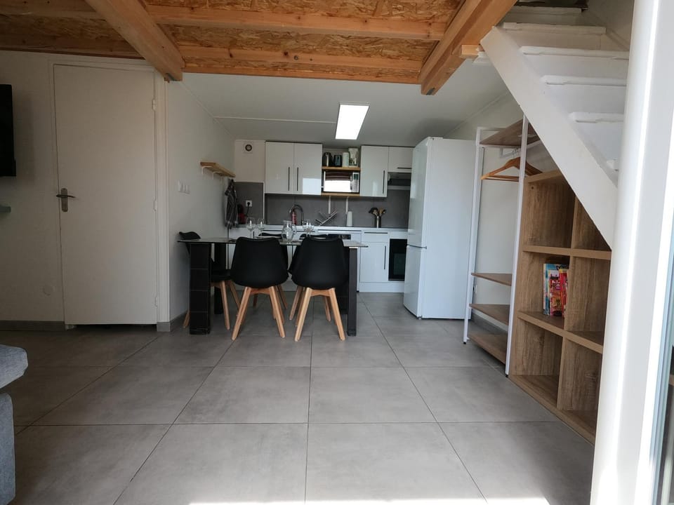 Kitchen or kitchenette, Dining area