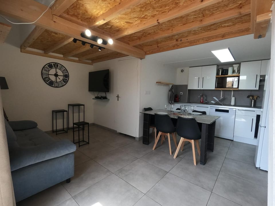 Kitchen or kitchenette, Living room, Dining area