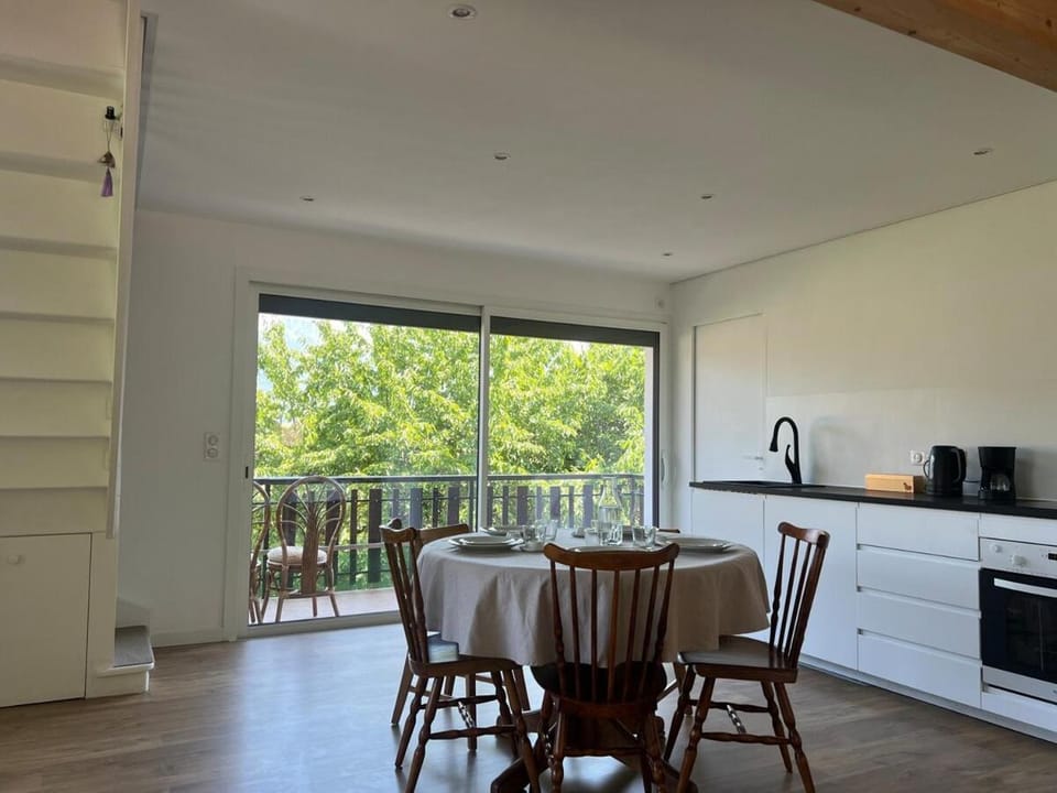 Patio, Coffee/tea facilities, View (from property/room), Balcony/Terrace, Kitchen or kitchenette, Living room, Dining area