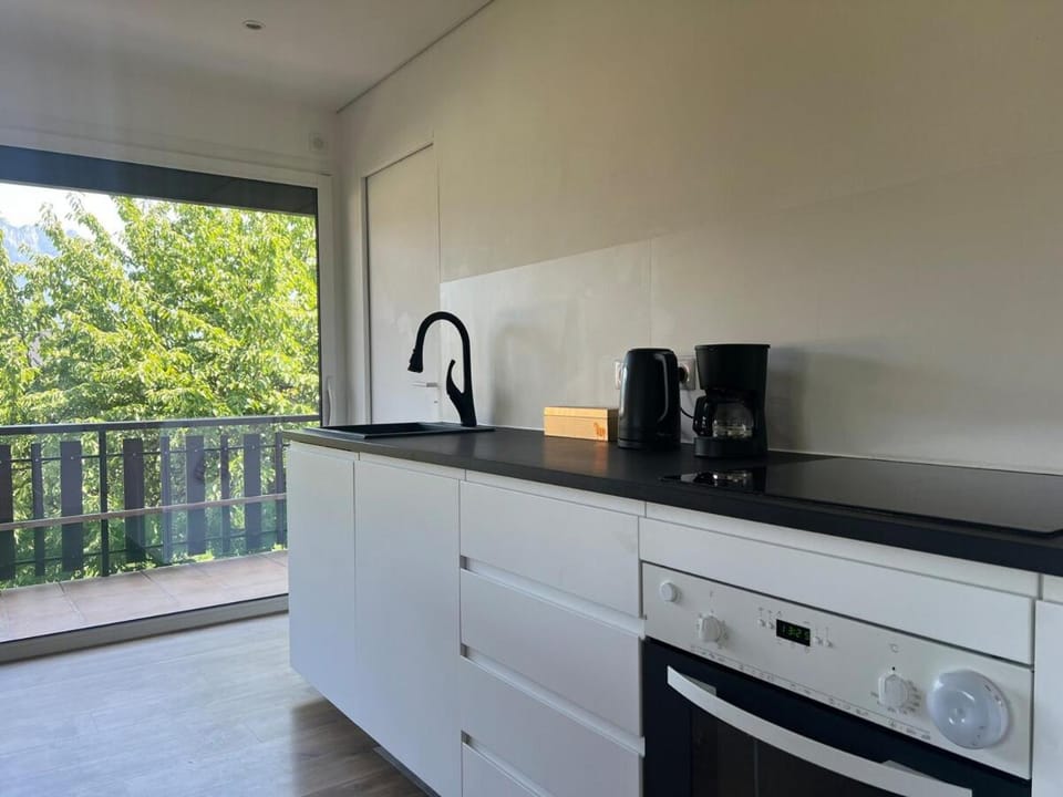 Coffee/tea facilities, Kitchen or kitchenette, dishwasher, stove