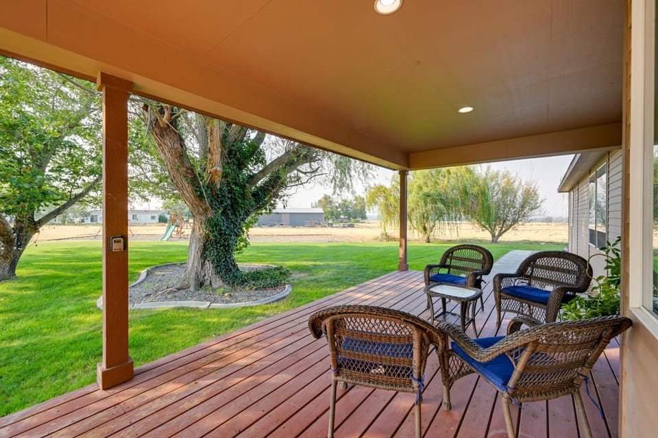 Kennewick Hideaway: Yard, Deck, 2 Living Rooms House in Washington