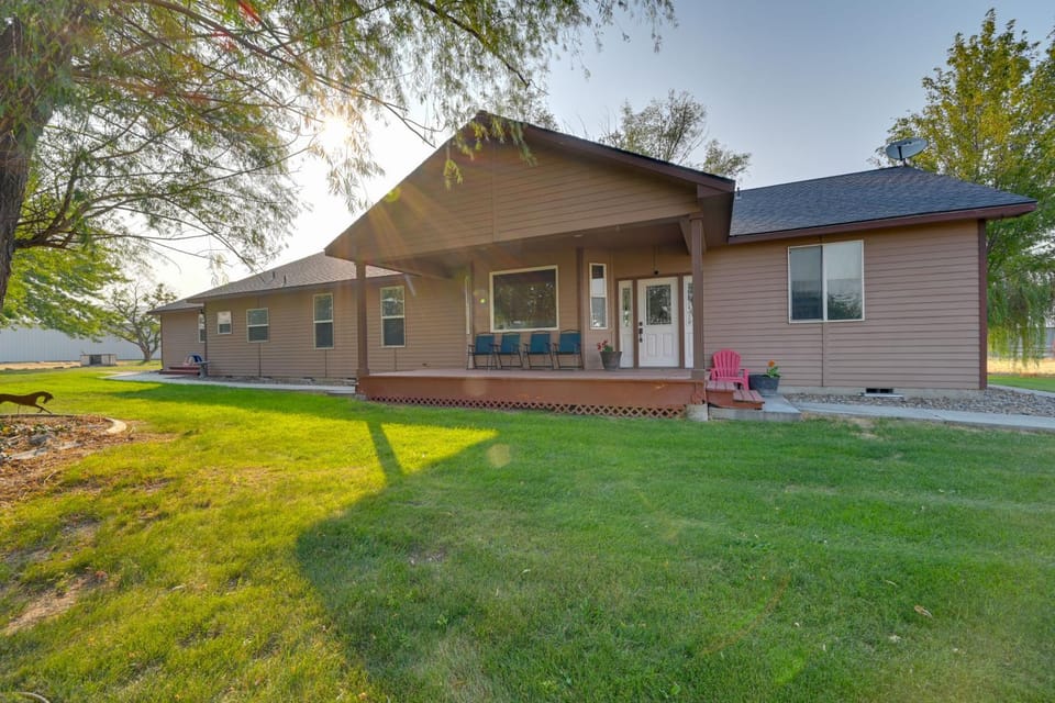 Kennewick Hideaway: Yard, Deck, 2 Living Rooms House in Washington