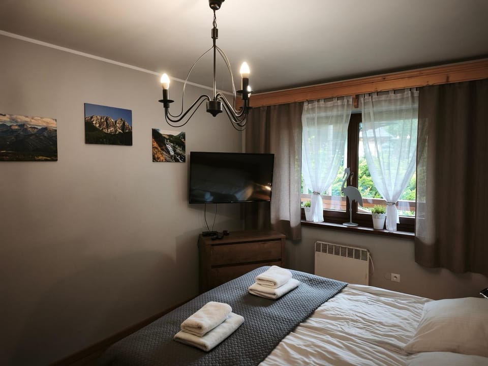 Bed, TV and multimedia, Bedroom, towels