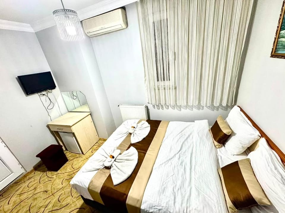 Bed, Living room, Photo of the whole room, Seating area, Bedroom, towels, air conditioner