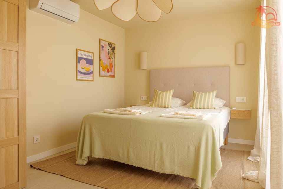 Bed, Photo of the whole room, Bedroom, towels, air conditioner