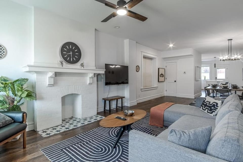 Modern St Louis Oasis 6BR Double Townhouse House in Saint Louis