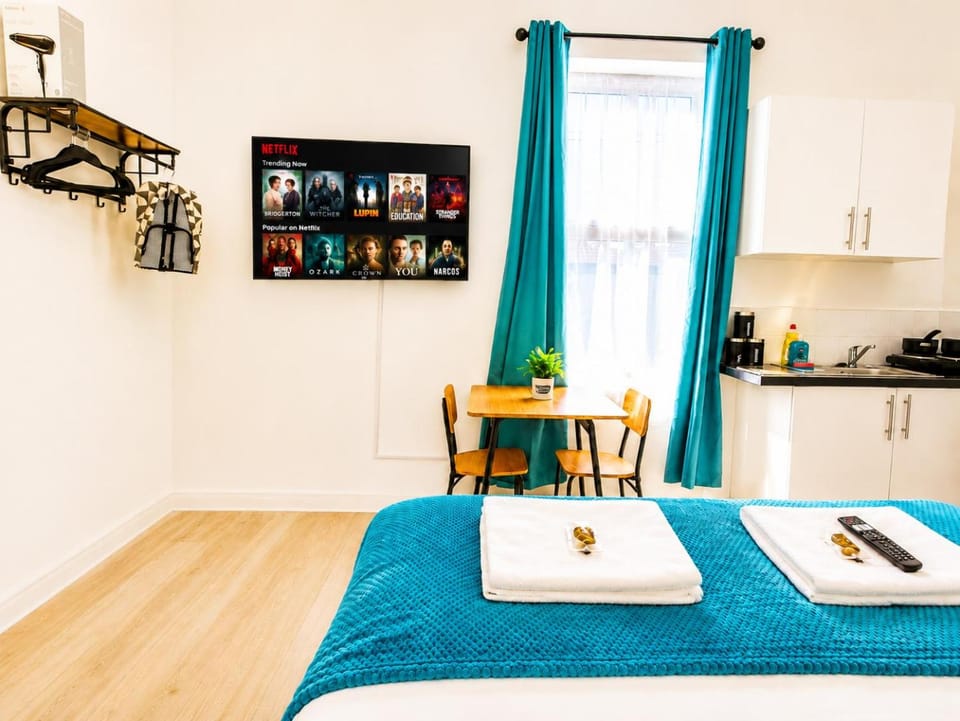 Stoneway Lodge - Stylish Studio in Coventry, Free Parking, Netflix Apartment in Coventry