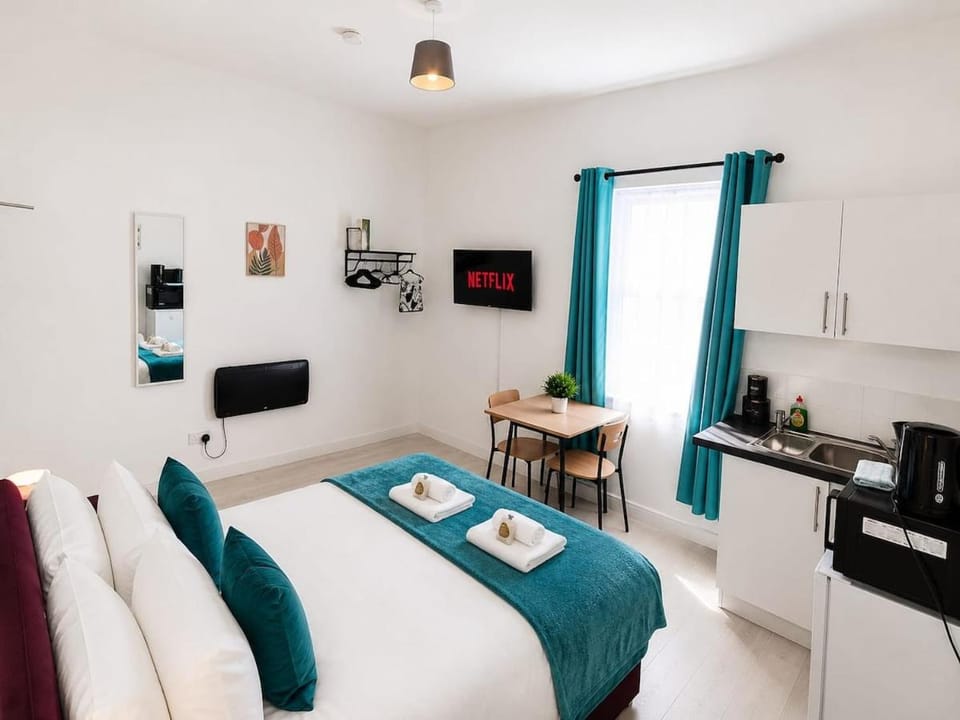 Stoneway Lodge - Stylish Studio in Coventry, Free Parking, Netflix Apartment in Coventry