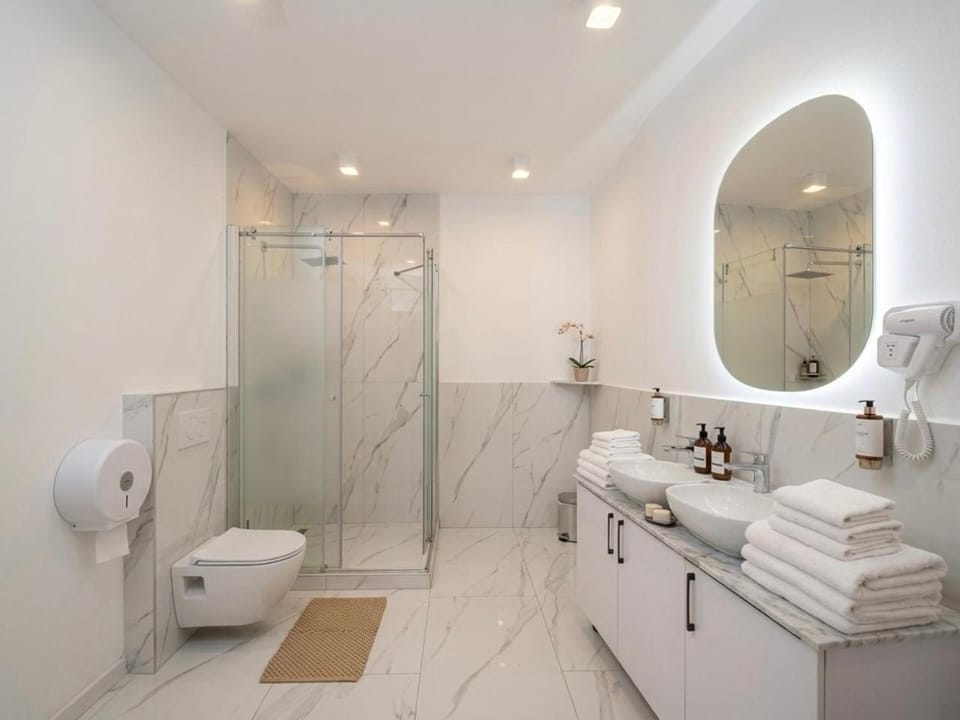Shower, Toilet, Bathroom, towels
