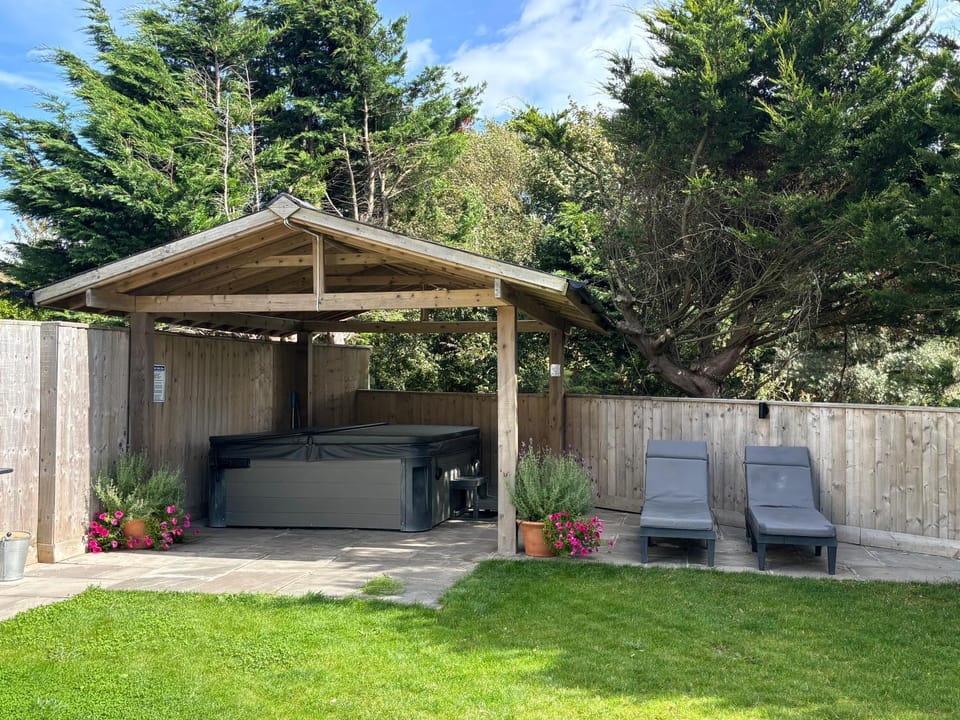 Garden, Hot Tub