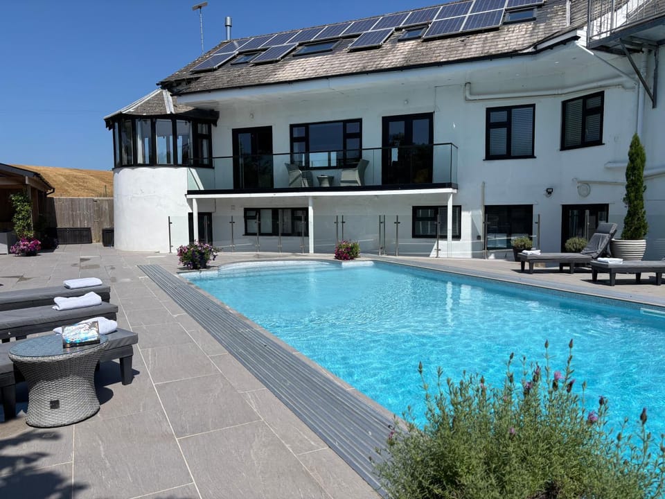 Property building, Patio, Patio, Balcony/Terrace, Balcony/Terrace, Dining area, Swimming pool, sunbed