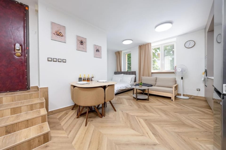 Kitchen or kitchenette, Living room, Seating area, Dining area