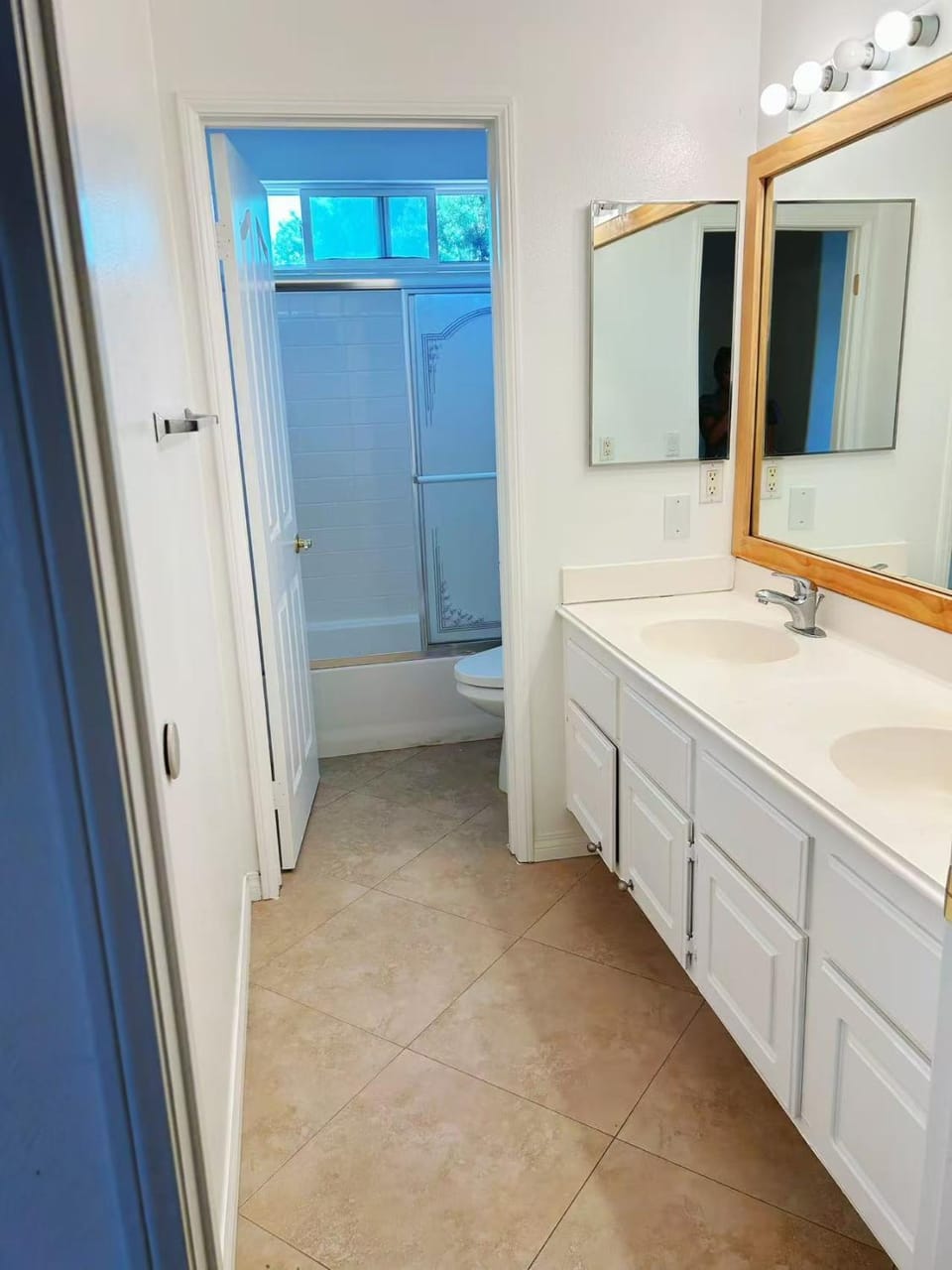 Spacious Master Suite Private Bath Walk-In Closet Vacation rental in Eastvale