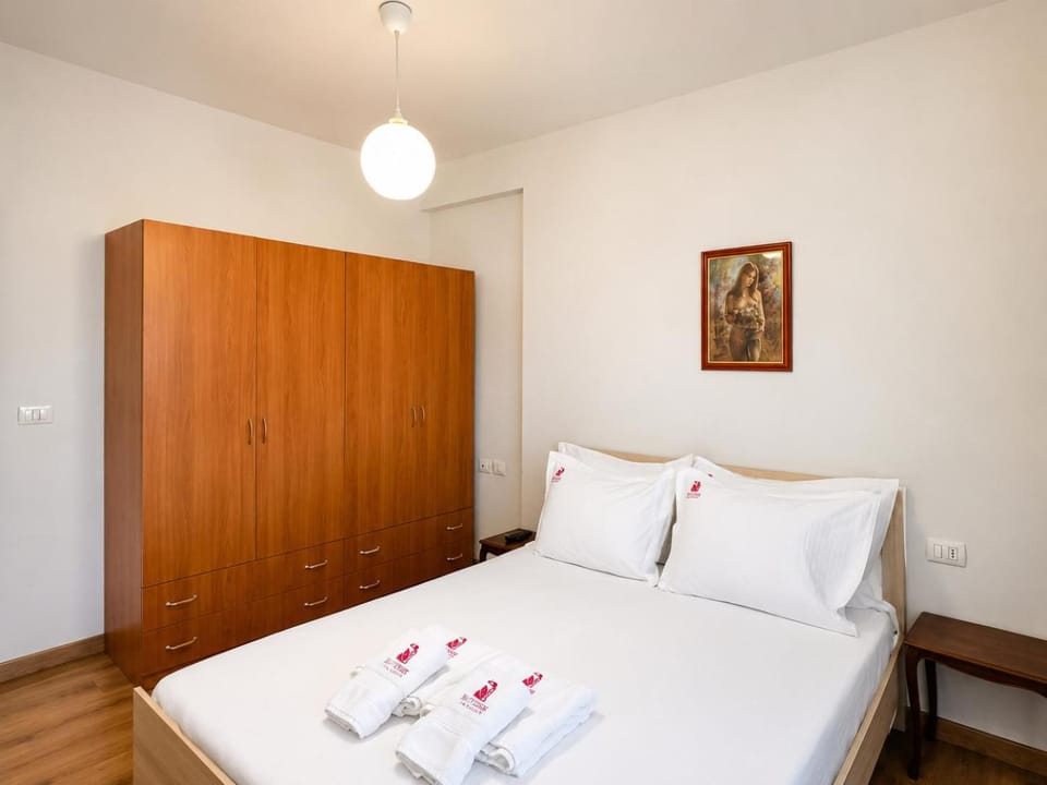 Bedroom, towels, wardrobe