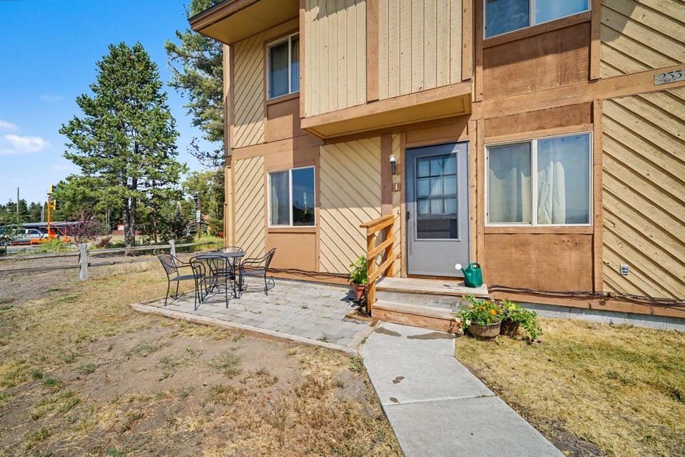 1 Minute to Yellowstone Trapper #1 House in West Yellowstone