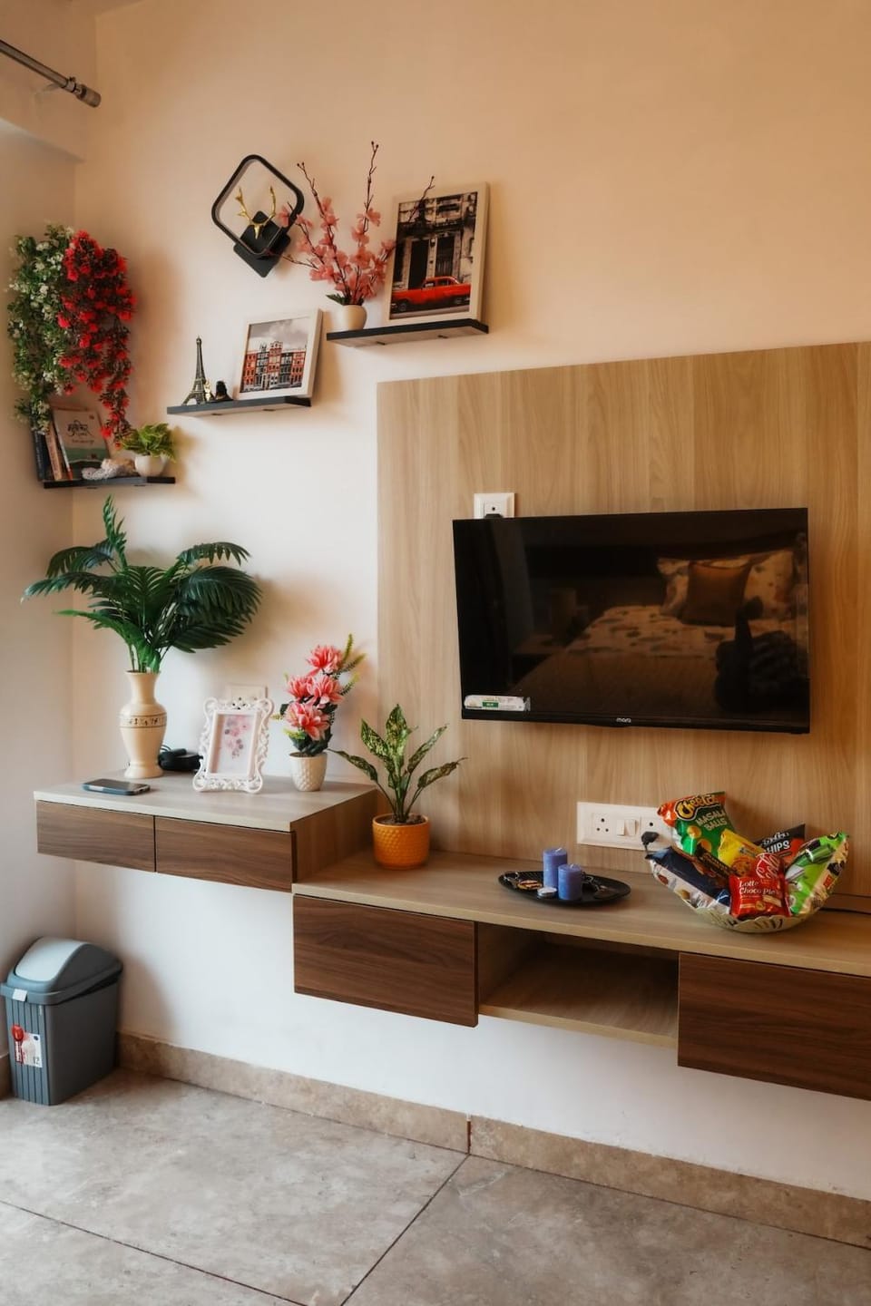 Hearthly Homes A Cozy Corner in Gaur City Apartment in Noida