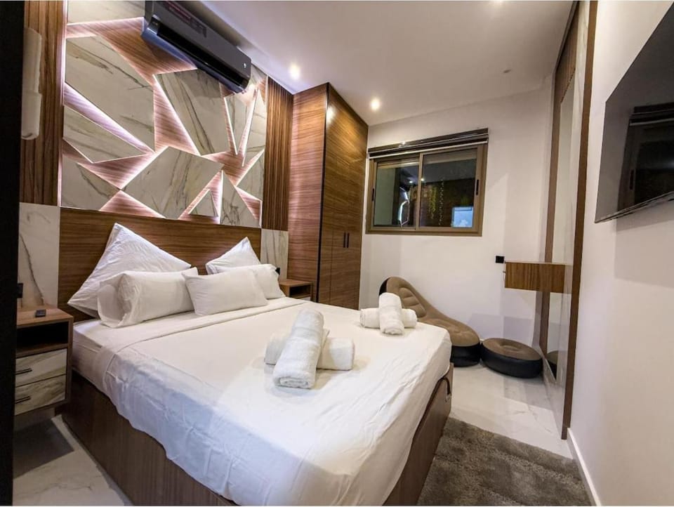 Bed, TV and multimedia, Photo of the whole room, Bedroom, towels, air conditioner