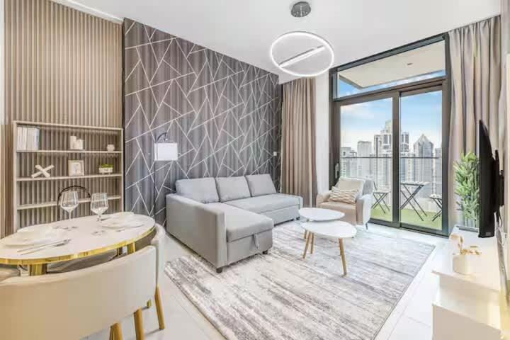 Downtown Dubai 1BR - Pool - Steps to Dubai Mall Apartment in Dubai