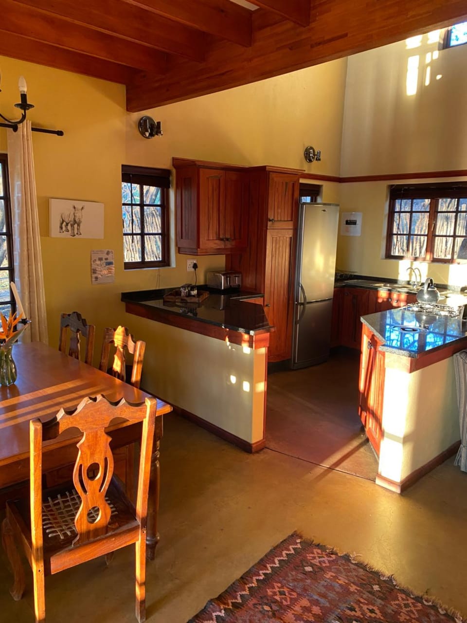 Kitchen or kitchenette, Dining area