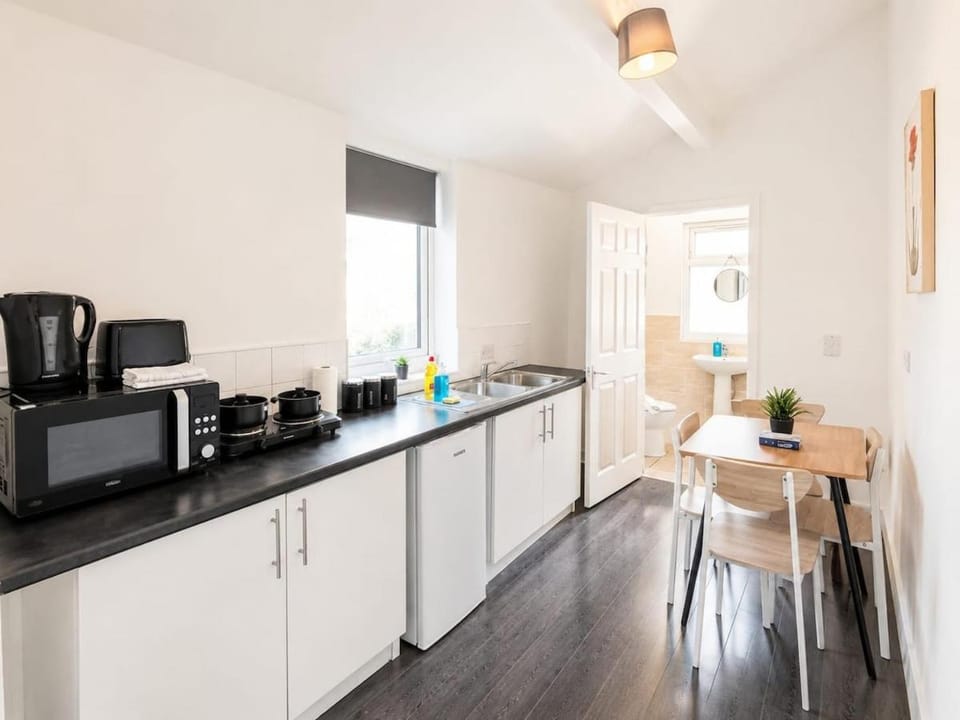 Stoneway Nest - Stunning Studio Oasis, Parking, Netflix, WiFi Apartment in Coventry