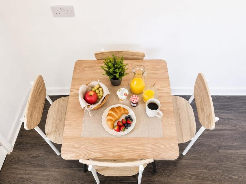 Stoneway Nest - Stunning Studio Oasis, Parking, Netflix, WiFi Apartment in Coventry