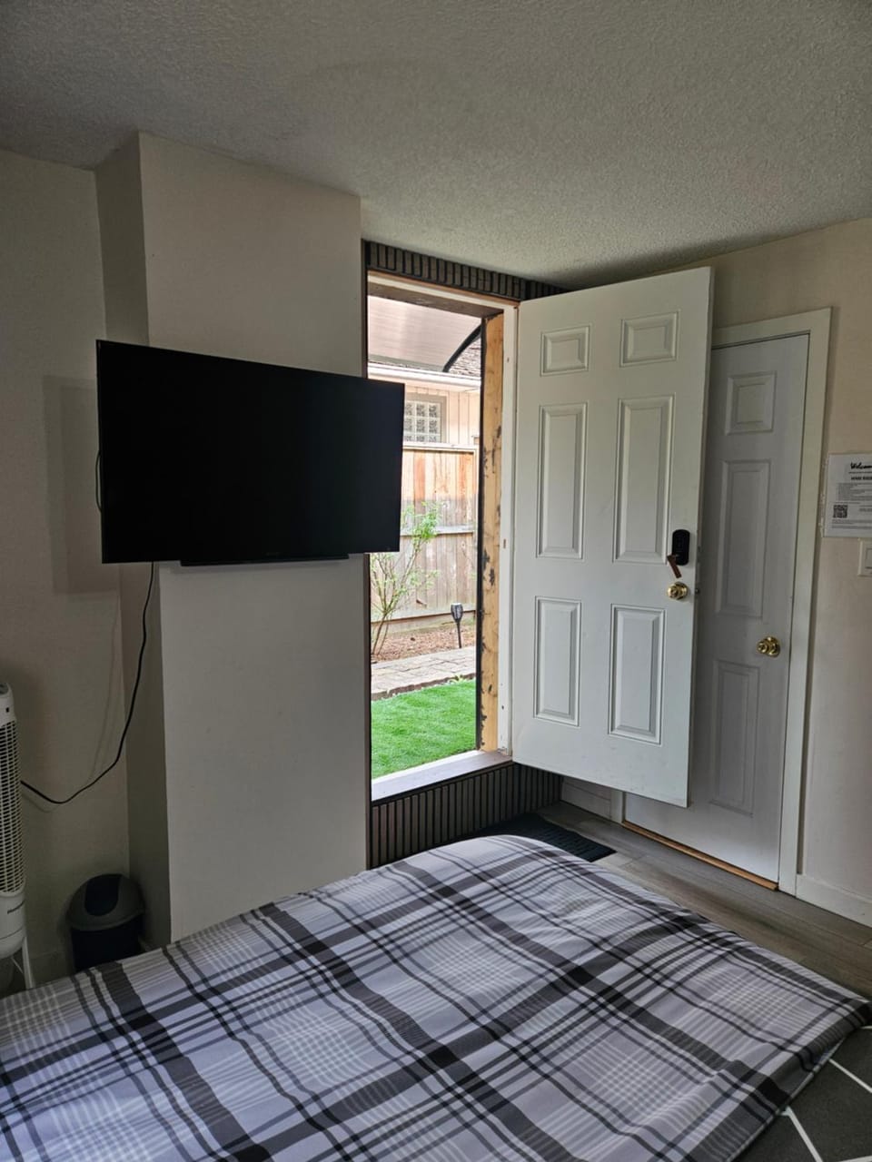 Bed, TV and multimedia, Bedroom