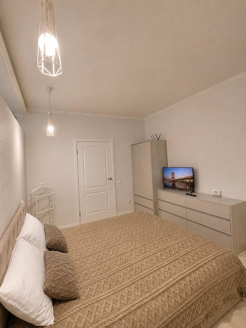 Bed, TV and multimedia, Photo of the whole room, Bedroom