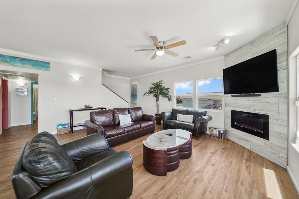 Communal lounge/ TV room, Day, TV and multimedia, View (from property/room), Living room, fireplace, furniture