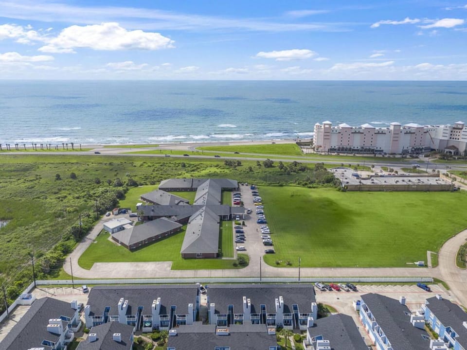 Day, Neighbourhood, Natural landscape, Bird's eye view, Beach, Garden view, Sea view, Parking