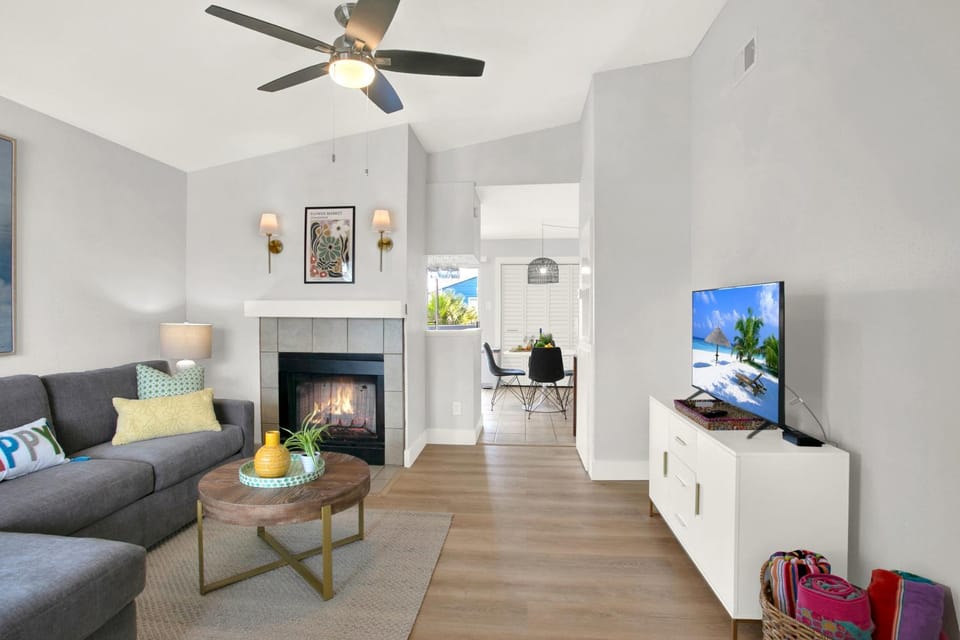 Day, TV and multimedia, Living room, Seating area, fireplace, furniture