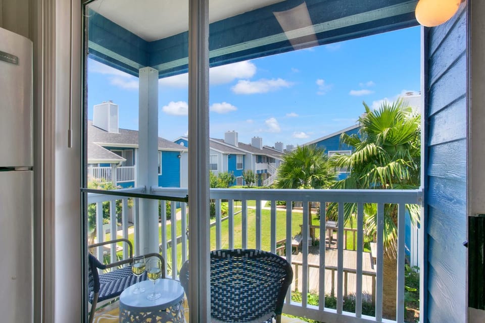 Property building, Patio, Day, Garden, Balcony/Terrace, Garden view, Pool view