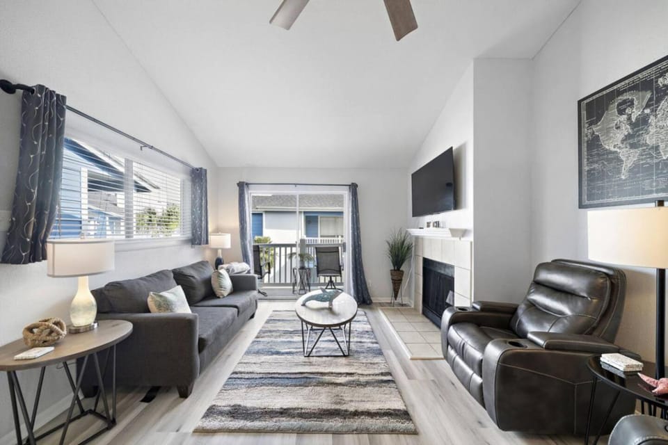 Communal lounge/ TV room, Day, TV and multimedia, Balcony/Terrace, Living room, Seating area, fireplace, furniture, pet friendly