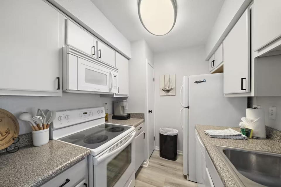 Day, Kitchen or kitchenette, Dining area, Breakfast, Lunch, Dinner, microwave, oven, stove, kitchen