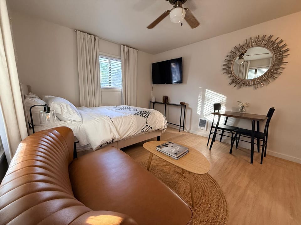 Bed, TV and multimedia, Photo of the whole room, Seating area, Dining area