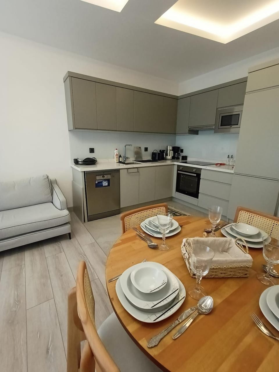 Coffee/tea facilities, Kitchen or kitchenette, Living room, Seating area, Dining area, Food, dishwasher, minibar, oven, stove, toaster