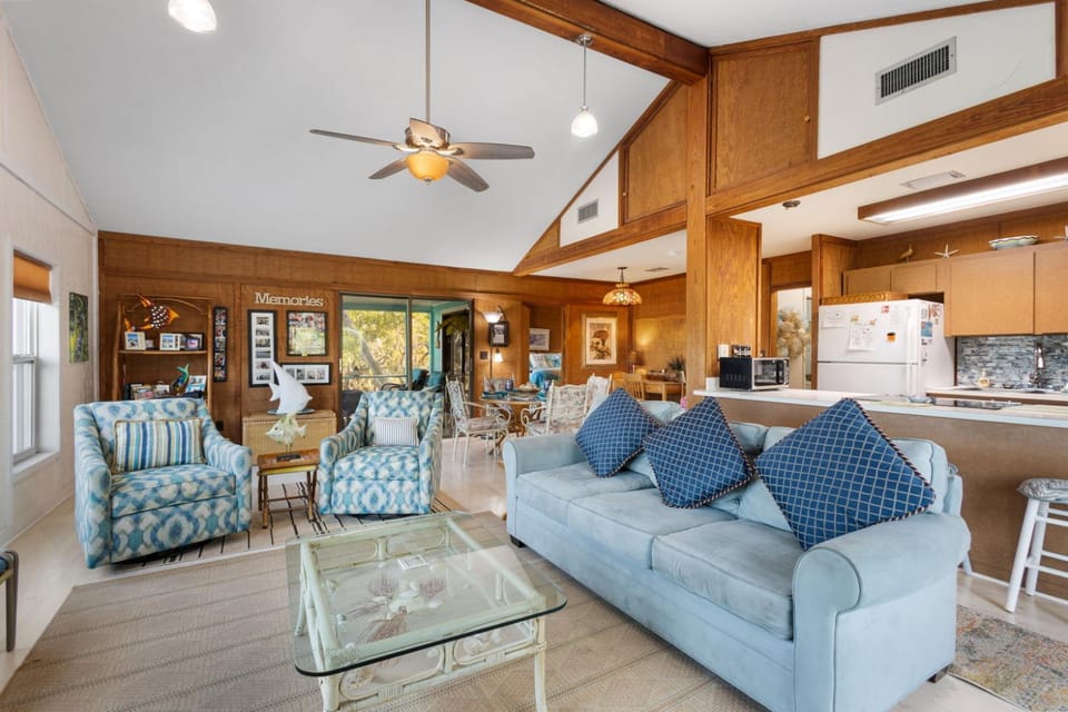 Eagle View Waterfront Privacy with Floating Dock! Vacation rental in Cedar Key