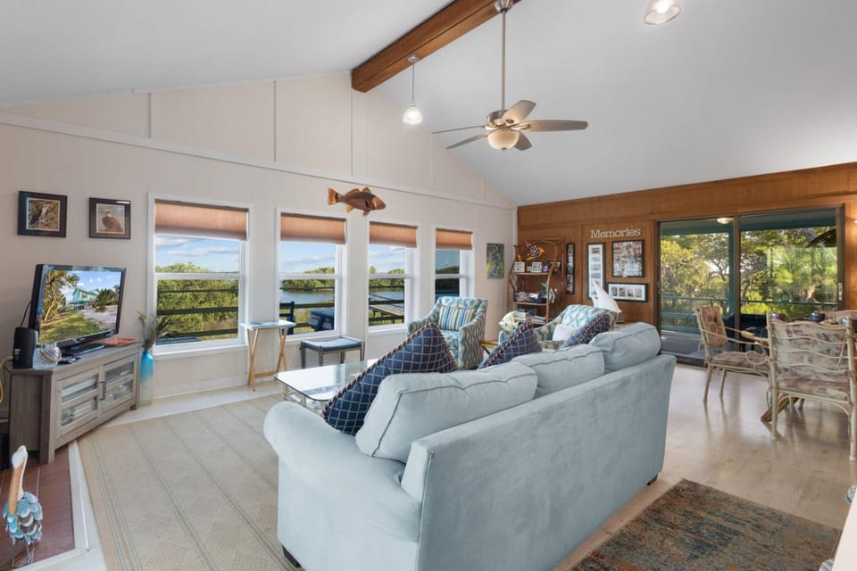 Eagle View Waterfront Privacy with Floating Dock! Vacation rental in Cedar Key