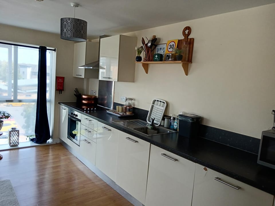 Coffee/tea facilities, Kitchen or kitchenette, oven, stove, toaster