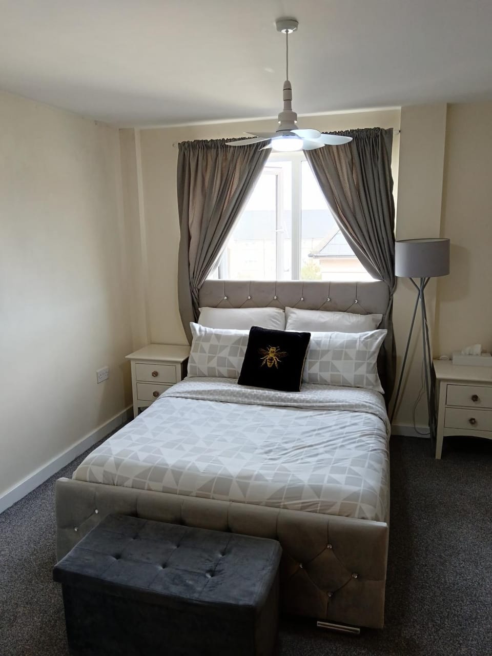 Bed, Library, Photo of the whole room, Bedroom, Quiet street view