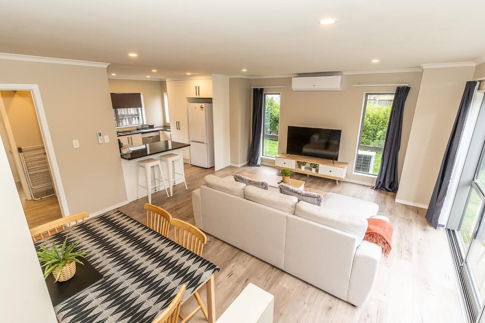 TV and multimedia, Kitchen or kitchenette, Living room, Seating area, Dining area