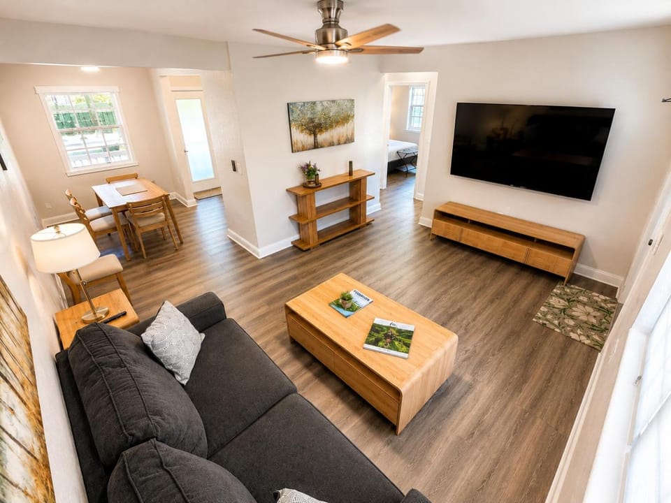 Communal lounge/ TV room, TV and multimedia, Living room, Seating area, Dining area, Evening entertainment