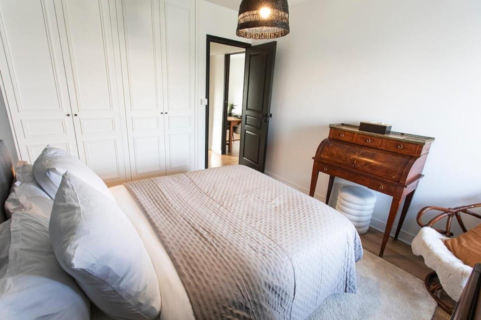 Granville Cosy Downtown and Beaches Apartment in Granville
