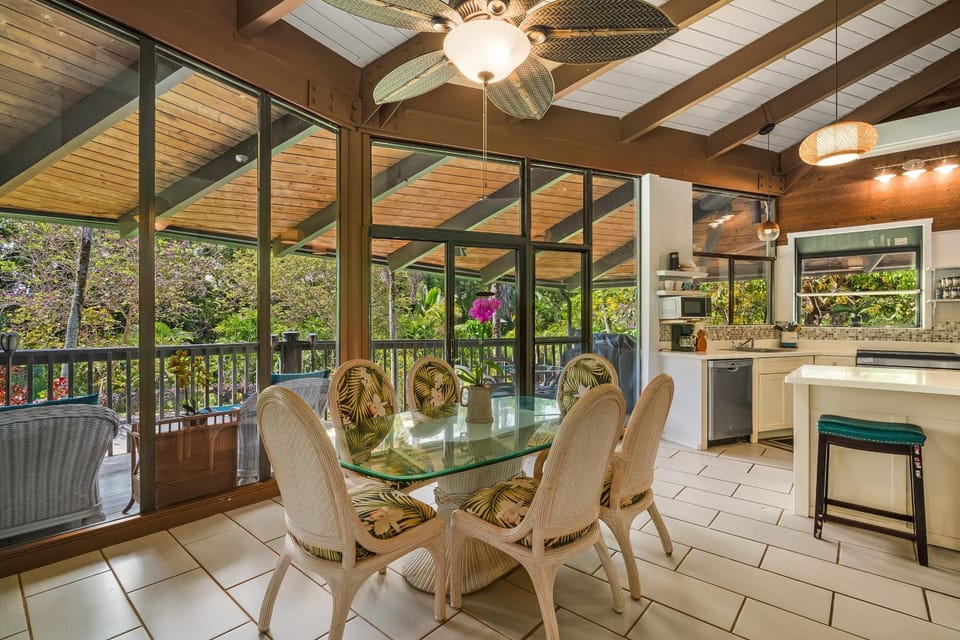 Day, Natural landscape, Garden, Kitchen or kitchenette, Seating area, Dining area, Garden view, furniture