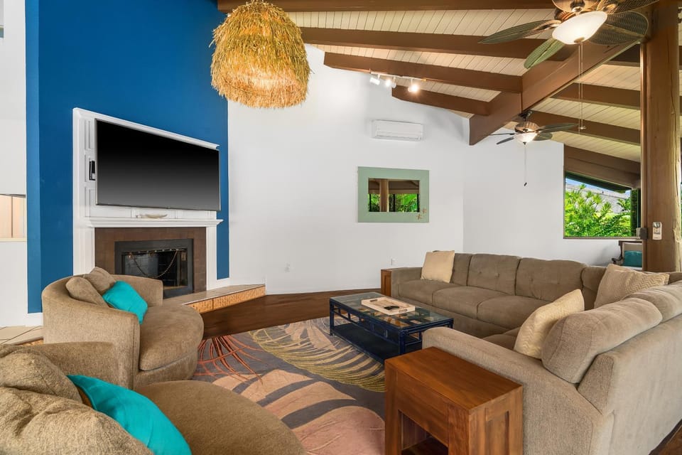 TV and multimedia, Living room, Seating area, fireplace, furniture, air conditioner