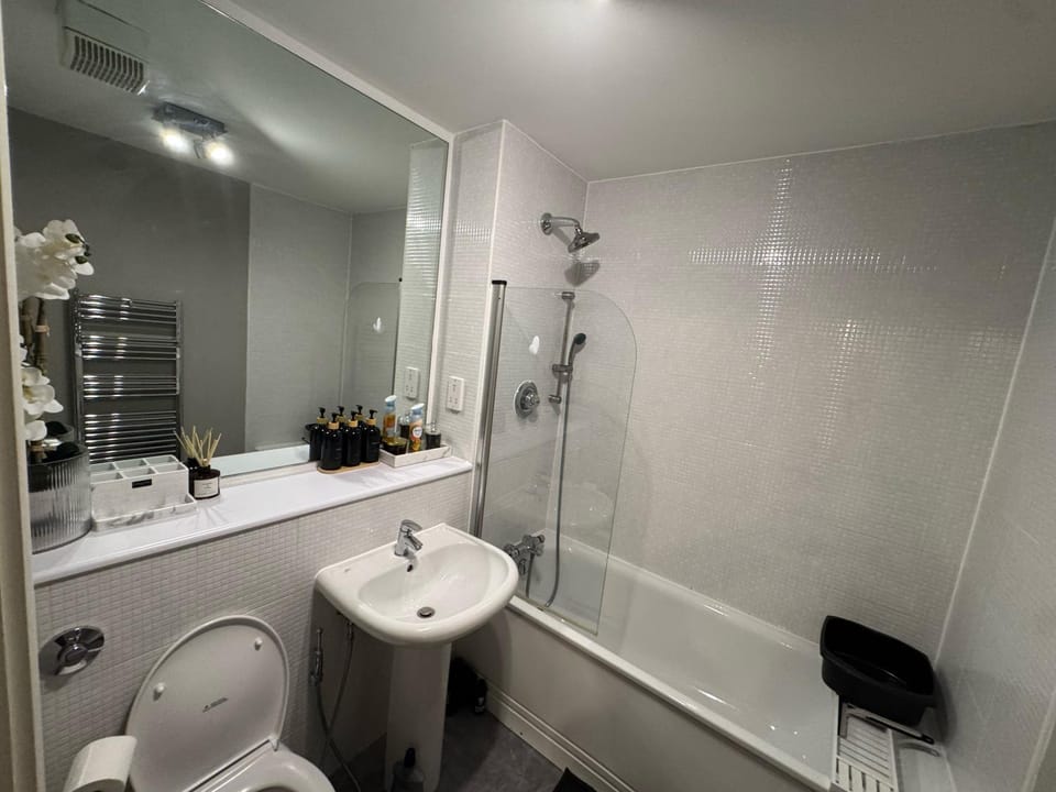 Shower, Toilet, Bathroom, towels